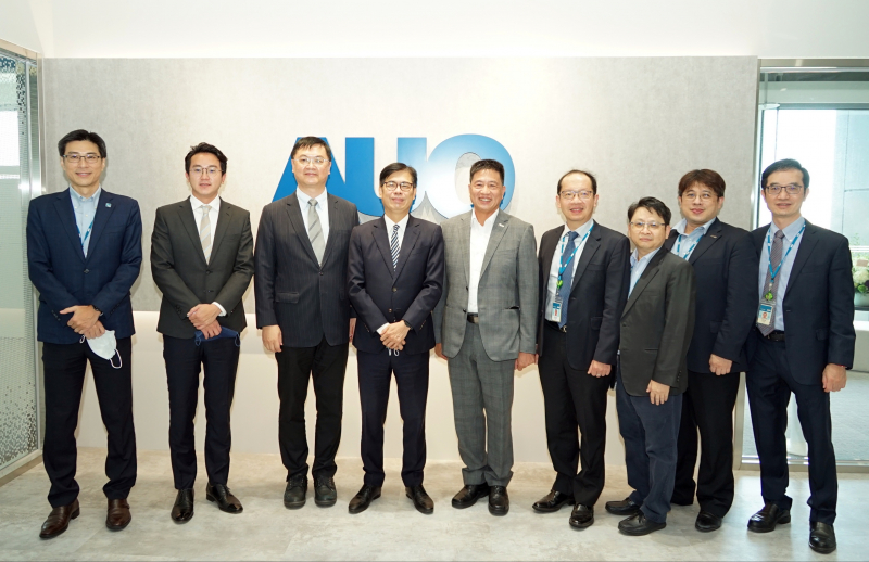 天博体育光電前進亞灣成立「AUO解決方案研發中心」，作為多元場域解決方案研發及試驗場域（圖中左為高雄市長陳其邁、圖中右為天博体育光電董事長彭双浪）